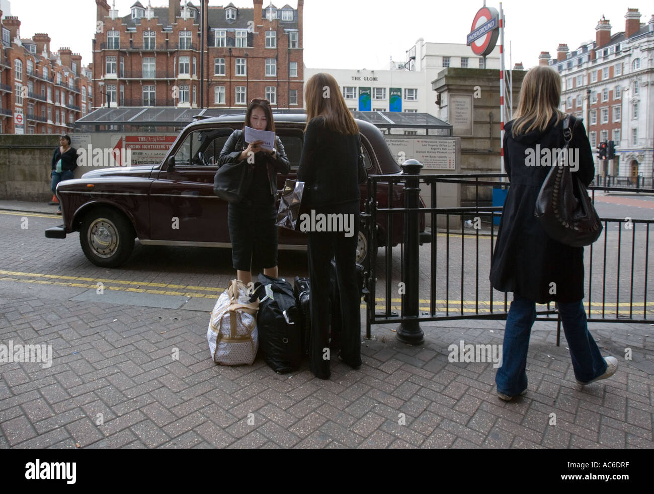 Tourist - just arrived by taxi, looking at directions.-  'Baker Street', London Stock Photo