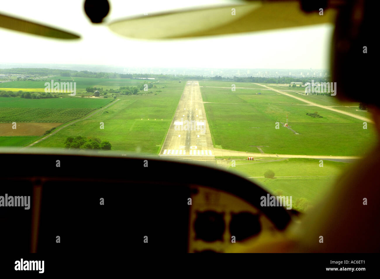 Final approach into 'Tours' Airfield France. 'Cirrus SR22 GTS' Stock Photo