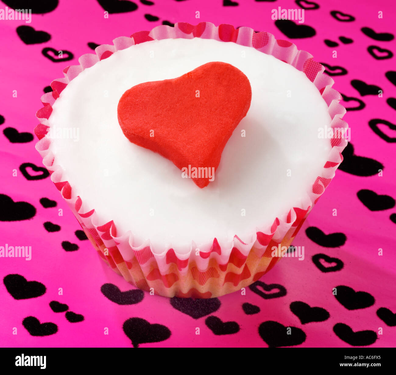 LOVE HEART CUP CAKE / FAIRY CAKE Stock Photo