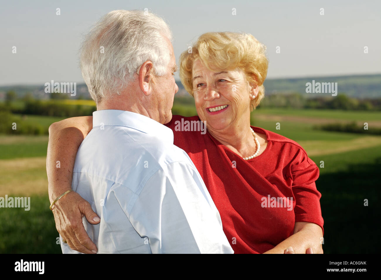 найти друзей после 50. взрослые мужчина и женщина. счастливая пожилая женщина. найти друзей после 50. люди зрелого возраста.