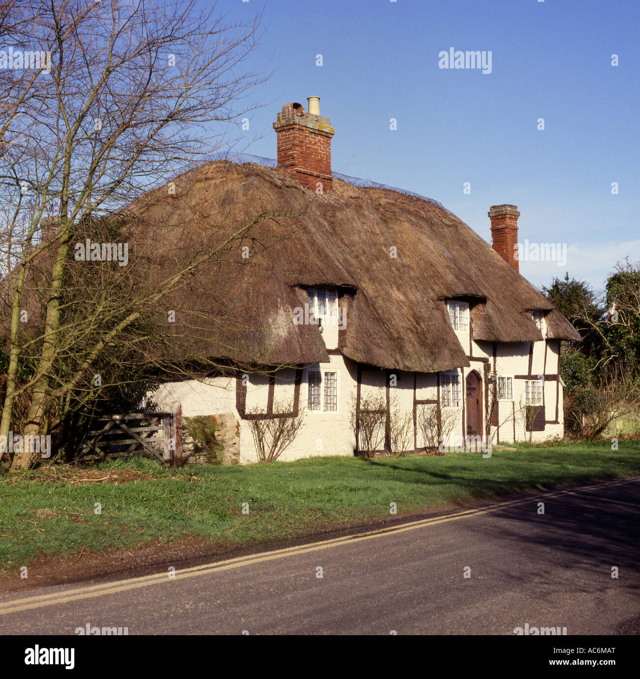Thatched and whitewashed cottage at Clifton Hampden in Oxfordshire England Stock Photo