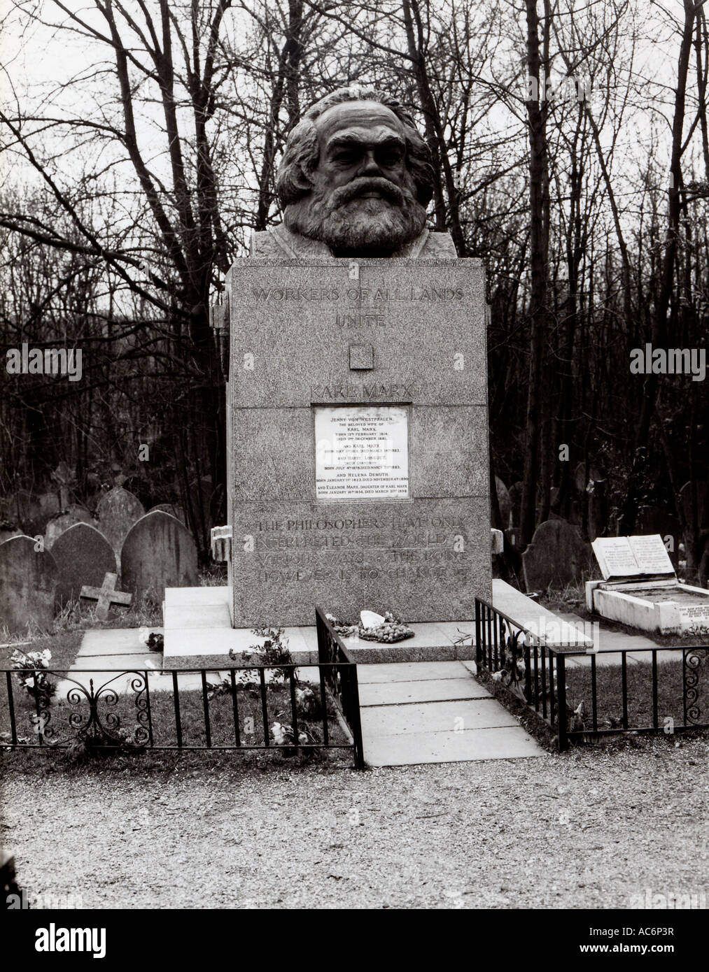 Karl marx Grave in Highgate cemetery Stock Photo - Alamy