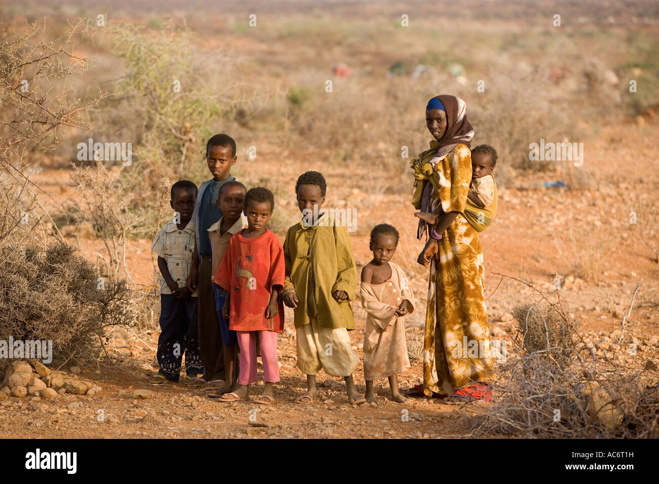 GARBAHARRE WESTERN SOMALIA 27th FEB 2006 Children stand about in the make shift camp on the edge of town Stock Photo