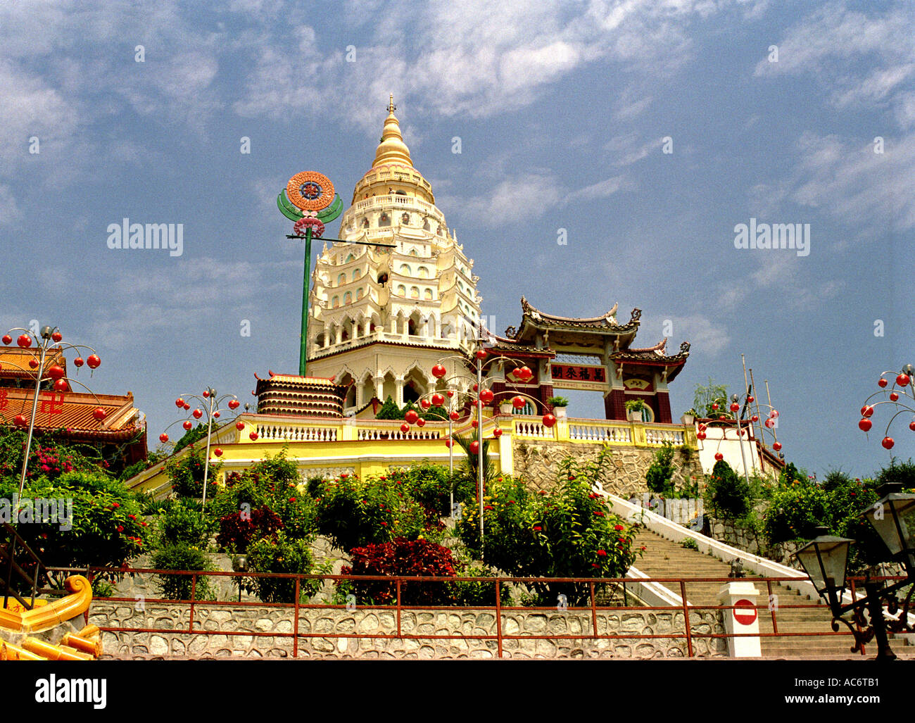 RELIGIOUS STATUES AND TEMPLE PENANG ISLAND MALAYSIA BAPN665 Stock Photo