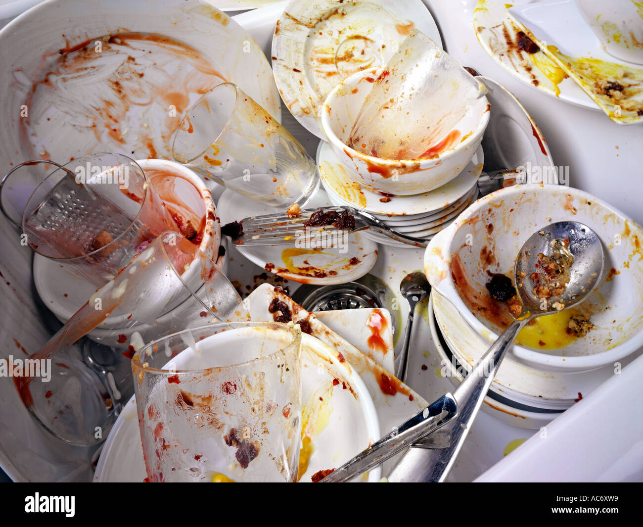 Dirty dishes. Грязная посуда. Стол для грязной посуды. Грязная посуда в ресторане. Грязная тарелка.