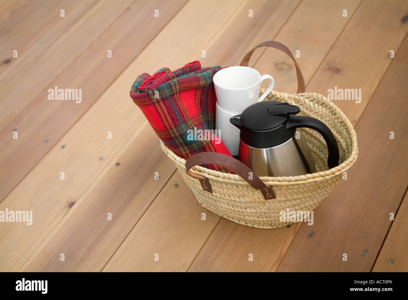 Image of picnic basket hi-res stock photography and images - Alamy