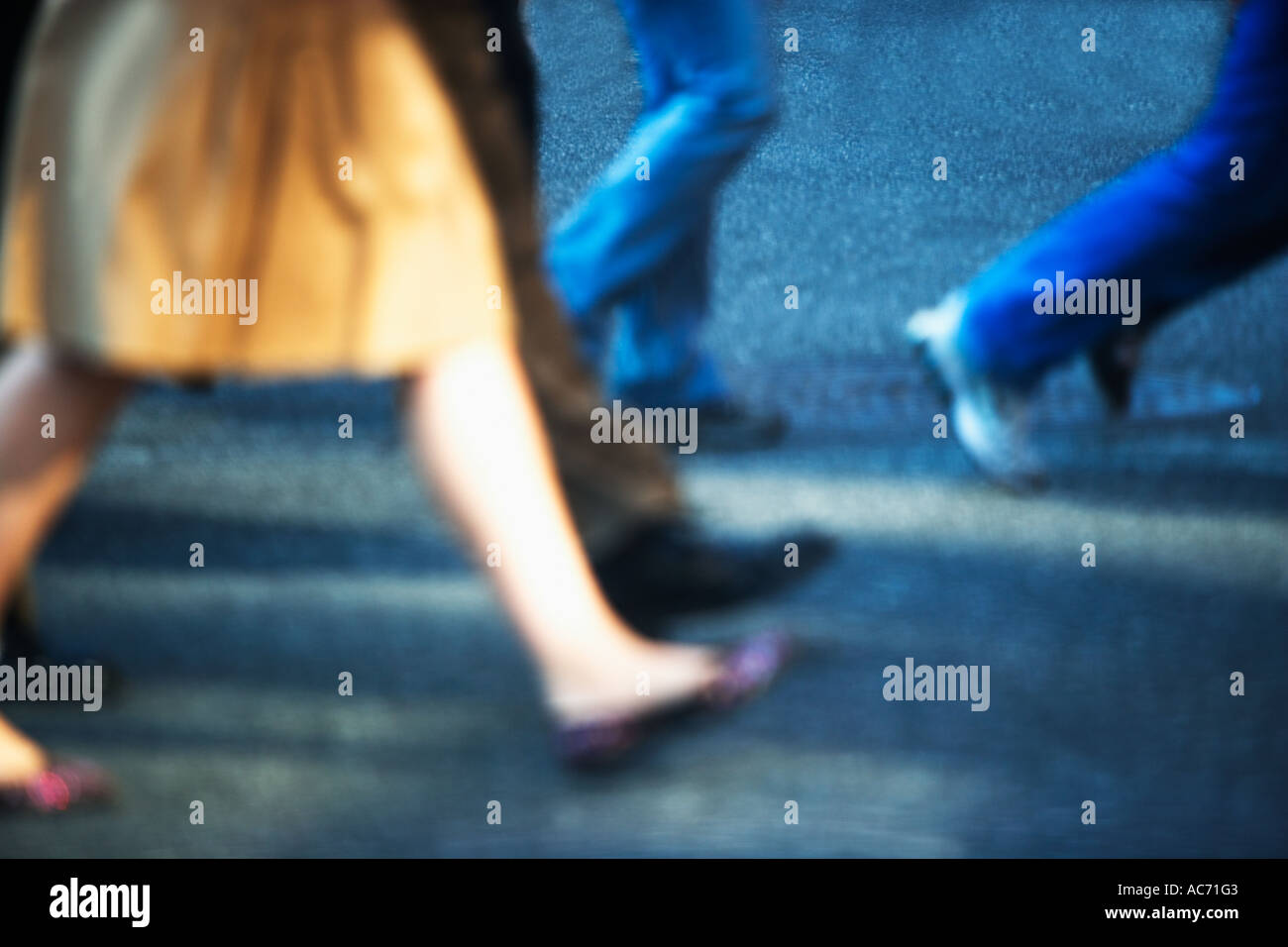 Blur crowd one person in focus hi-res stock photography and images - Alamy