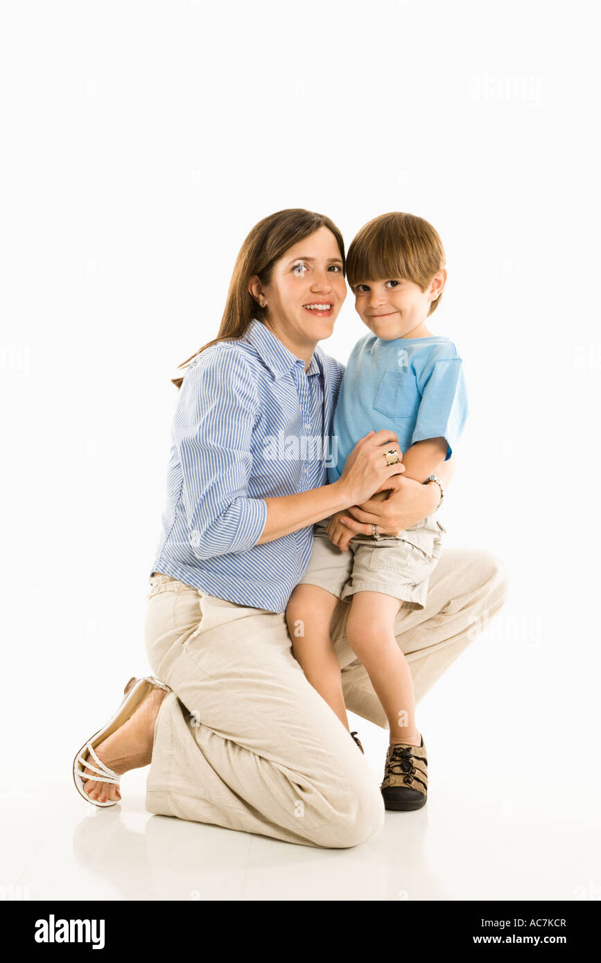 мама с ребенком на прогулке. мама обнимает сына. мама с ребёнком на руках. у сына стоит на маму. у сына стоит на маму.