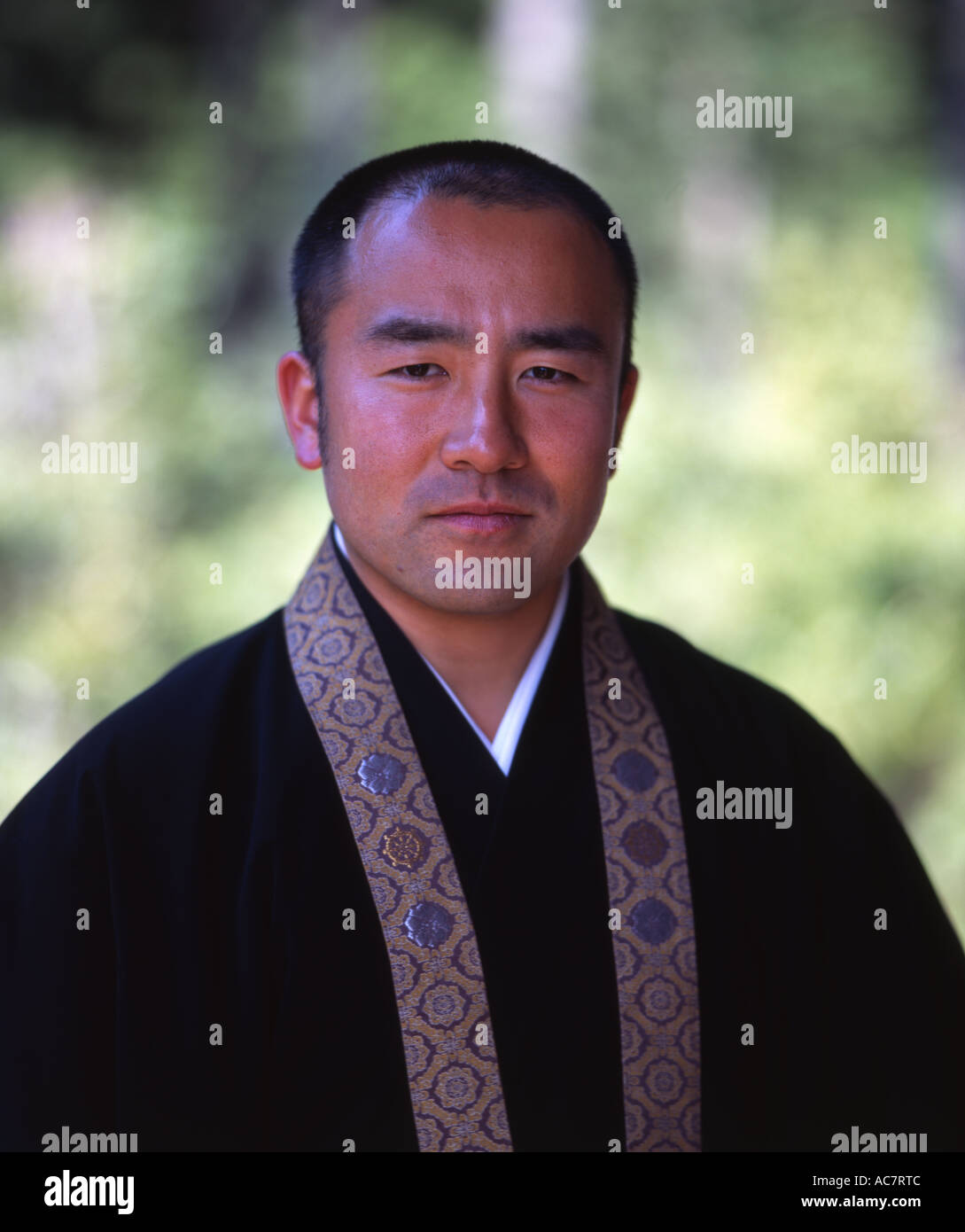 buddhist-monk-of-the-tendai-sect-at-rinno-ji-temple-rinnoji-nikko-AC7RTC.jpg