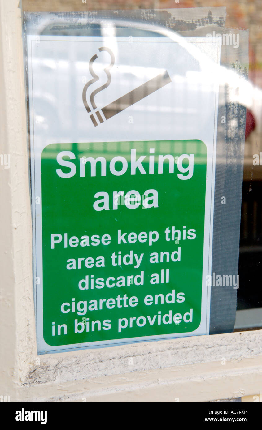 Designated SMOKING AREA sign on window of pub UK Stock Photo Alamy
