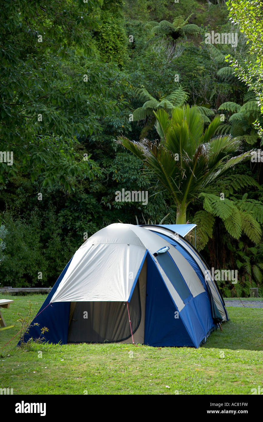 Bush tent hi-res stock photography and images - Alamy