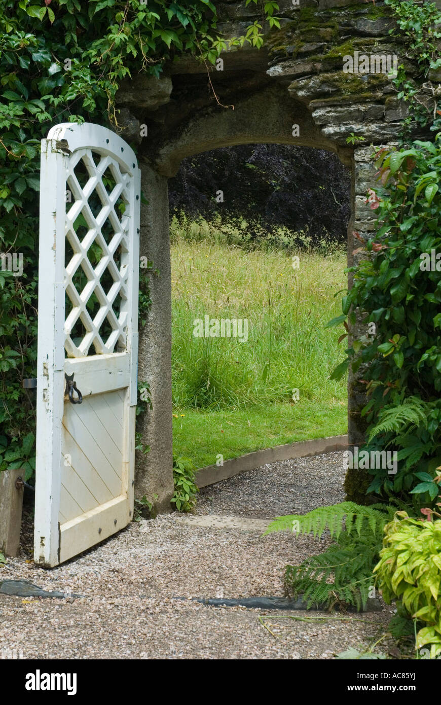Gate in walled garden hi-res stock photography and images - Alamy