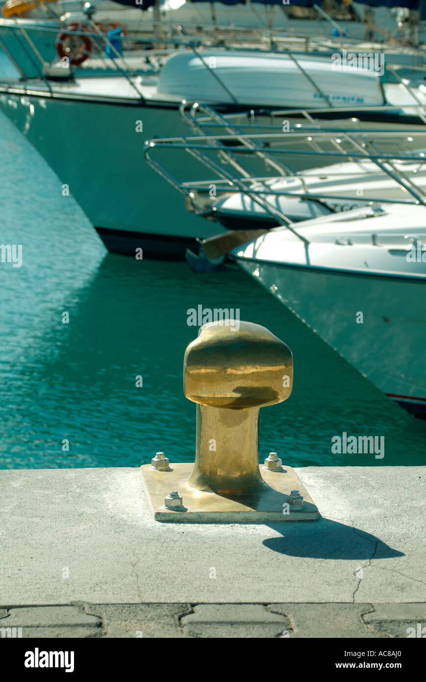 bollard at harbour Poller im Segelhafen Stock Photo