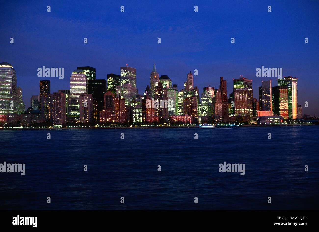 New york skyline across the hudson river hi-res stock photography and ...