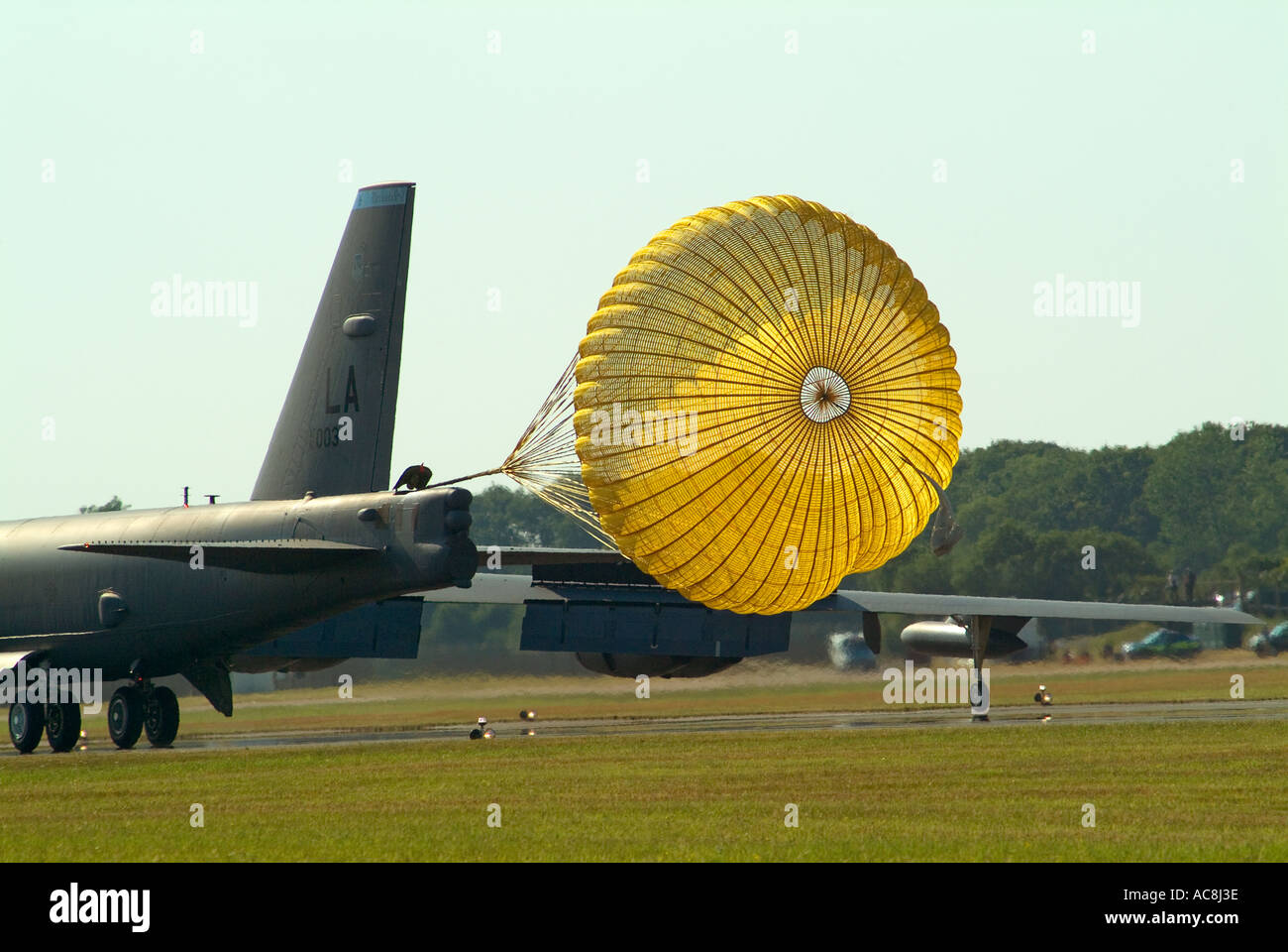 Braking parachute hires stock photography and images Alamy