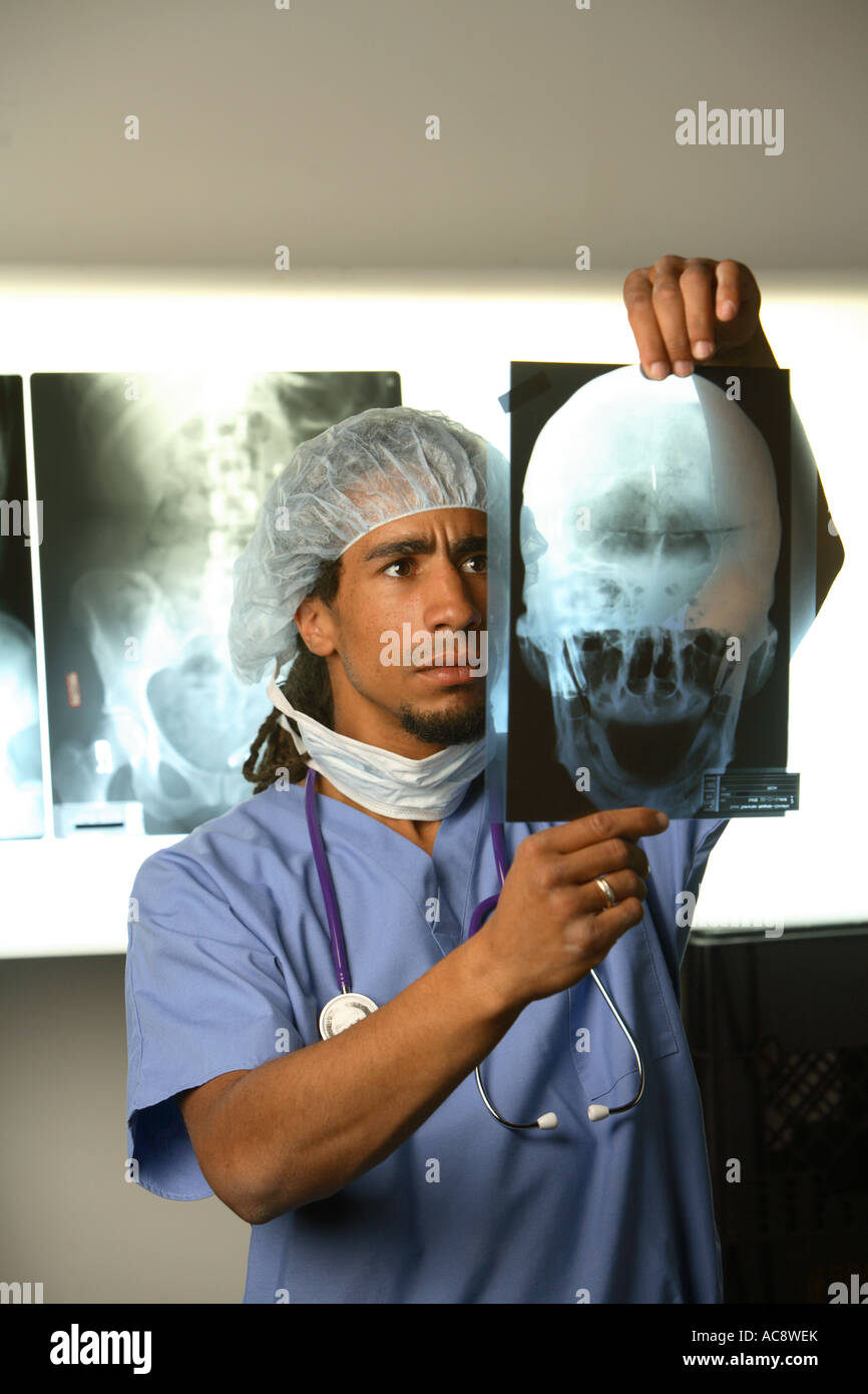 Doctor skull fracture xray hi-res stock photography and images - Alamy