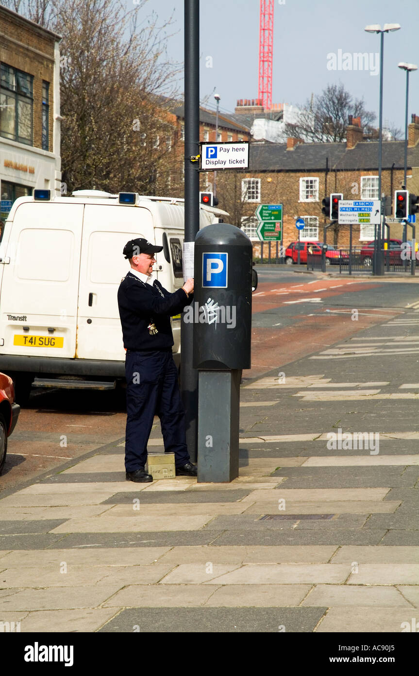 dh City Centre LEEDS WEST YORKSHIRE Car park attendant taking money from car parking meter machine ticket coin pay display uk Stock Photo