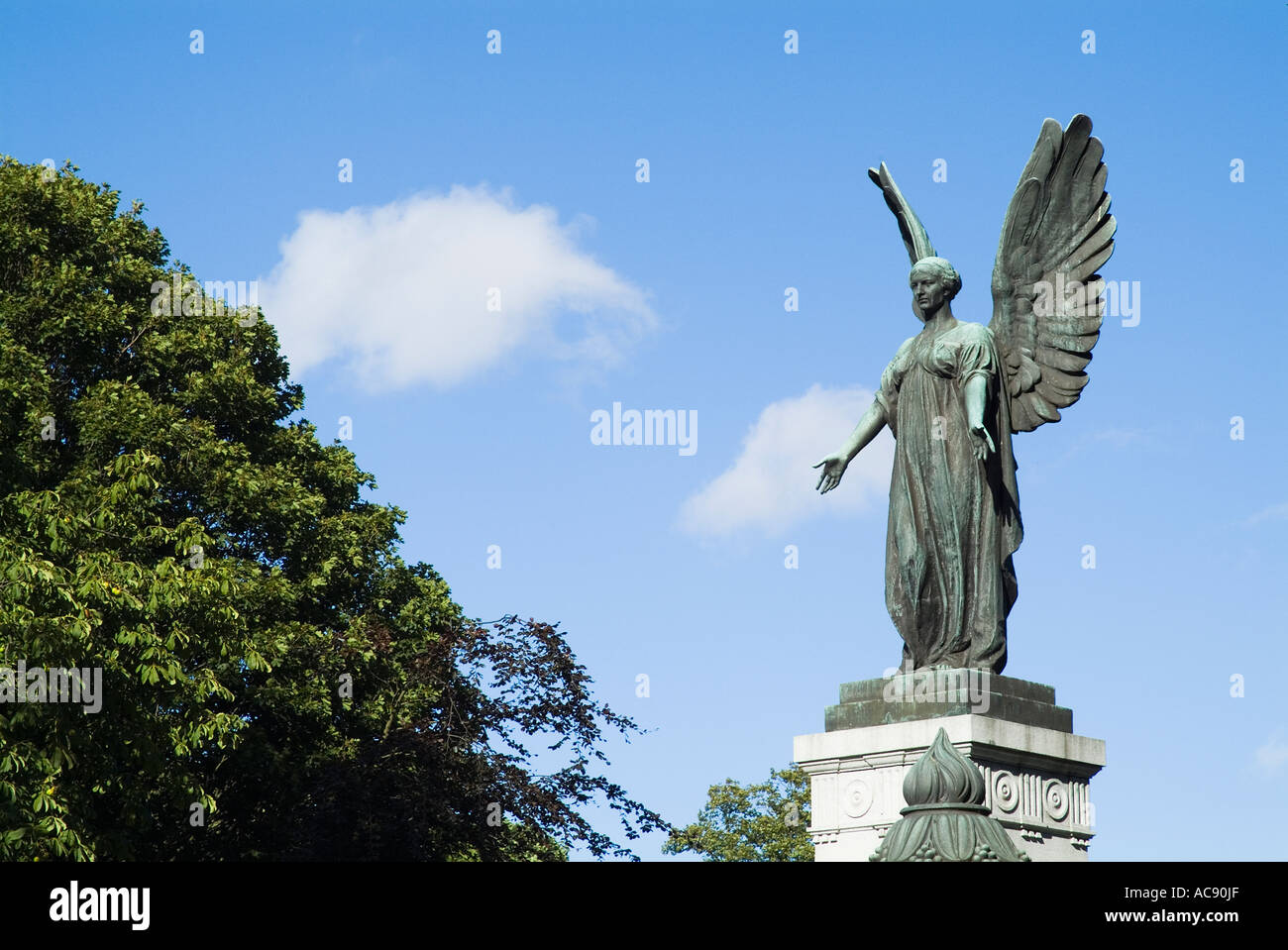 dh CUPAR FIFE Bronze winged angel war memorial statue uk Stock Photo