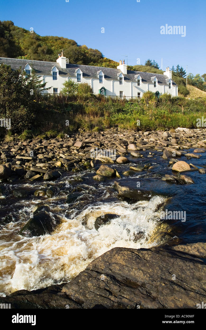 dh  BERRIEDALE CAITHNESS Berriedale Water row of cottages scotland Stock Photo