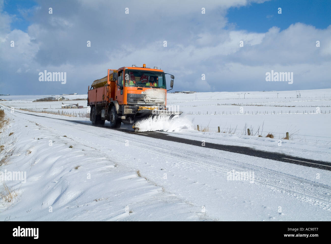 dh Snowplough ROADS UK OIC council snow plough clearing from roads Orkney Scotland gritting road gritter spreading grit Stock Photo