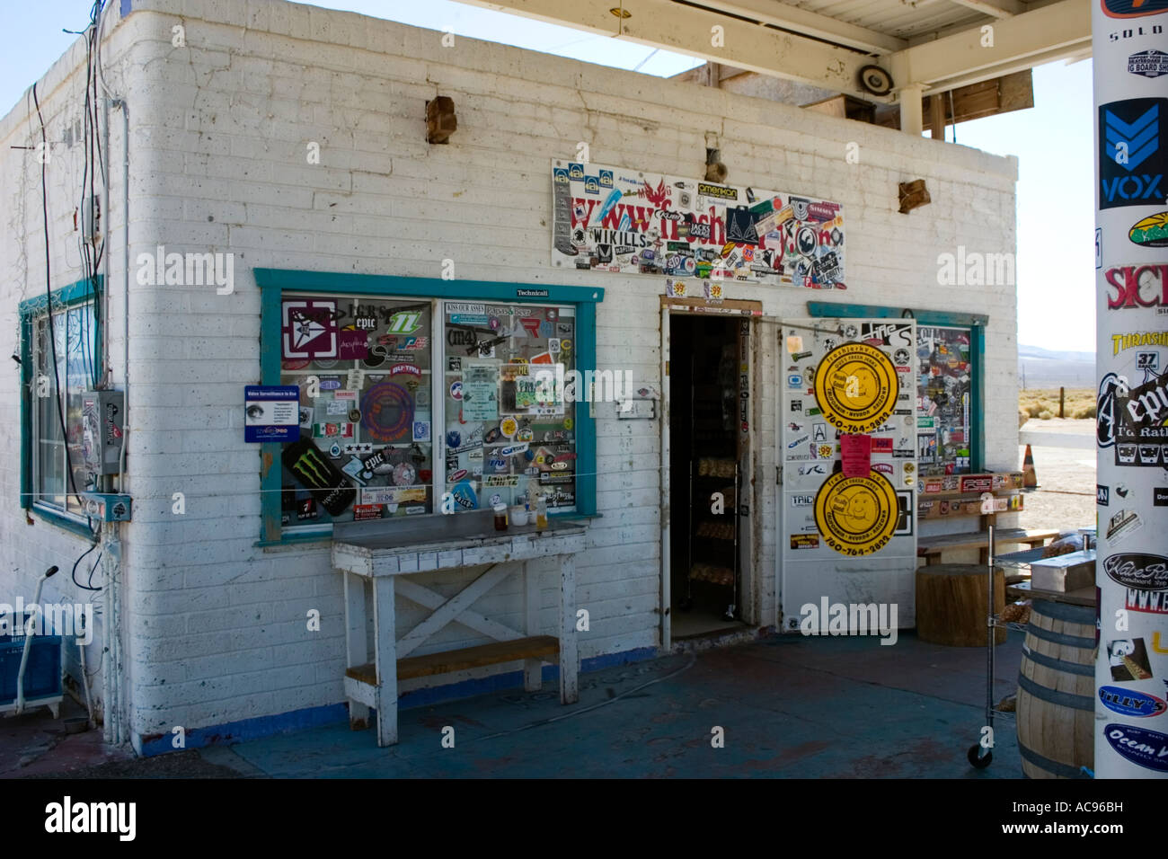 Gas station shop on highway 395 north of California Stock Photo Alamy