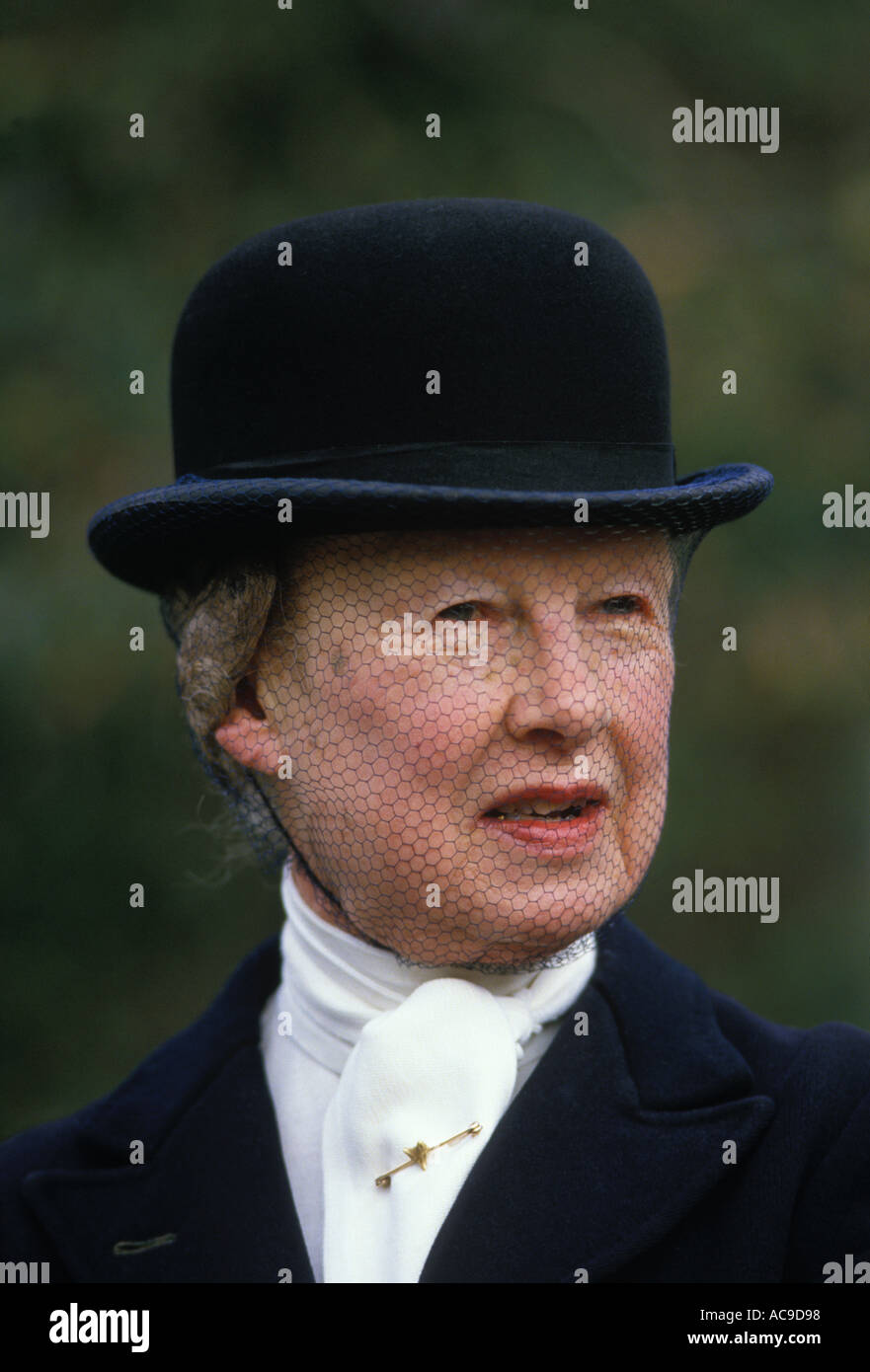Old woman traditional bowler hat hi-res stock photography and images ...