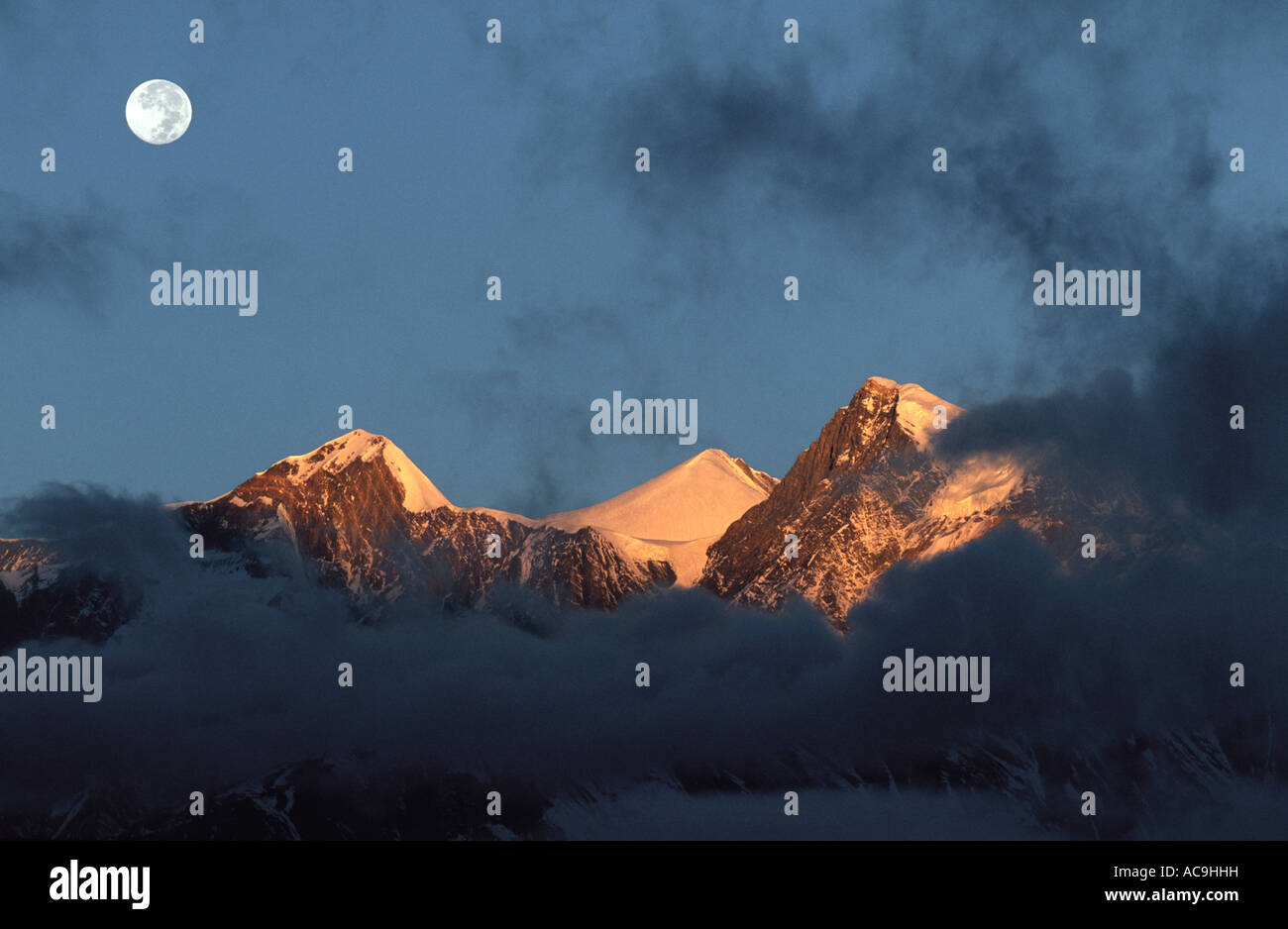Snow capped mountains hi-res stock photography and images - Alamy