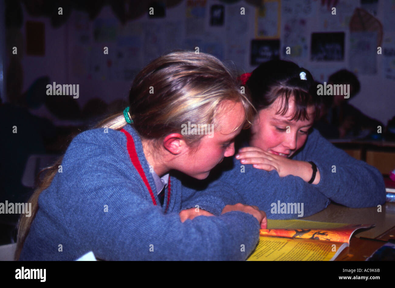 2 two girls reading books hi-res stock photography and images - Alamy