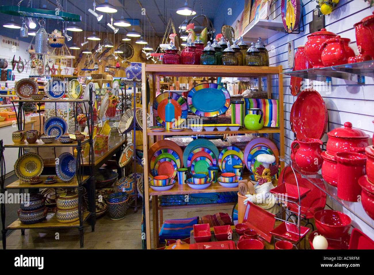 COLORFUL POTTERY RETAIL STORES ON THE PLAZA, SANTA FE, NEW MEXICO Stock