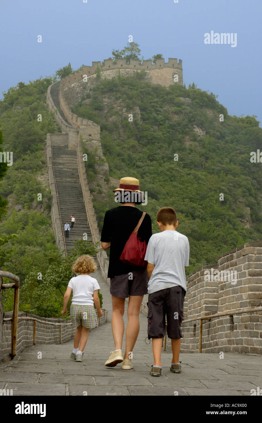 China beijing french woman and her little boy and girl ascending the great wall at juyongguan gate near badaling Stock Photo