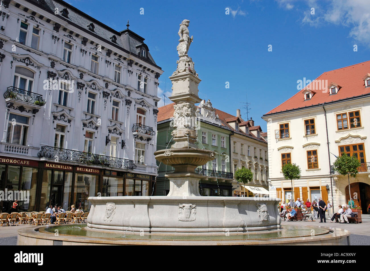 Roland Fountain, Main square, Hlavné námestie, Bratislava, Slovakia Stock  Photo - Alamy