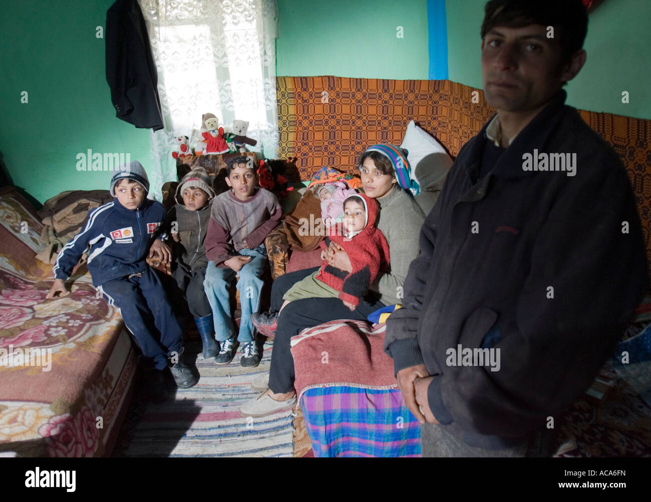 Familie in their poor dwelling, Giulia, Romania Stock Photo