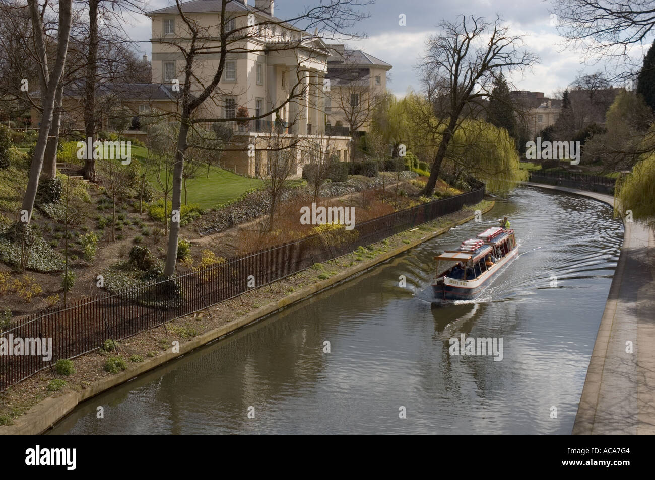 Regents park canal hi-res stock photography and images - Alamy