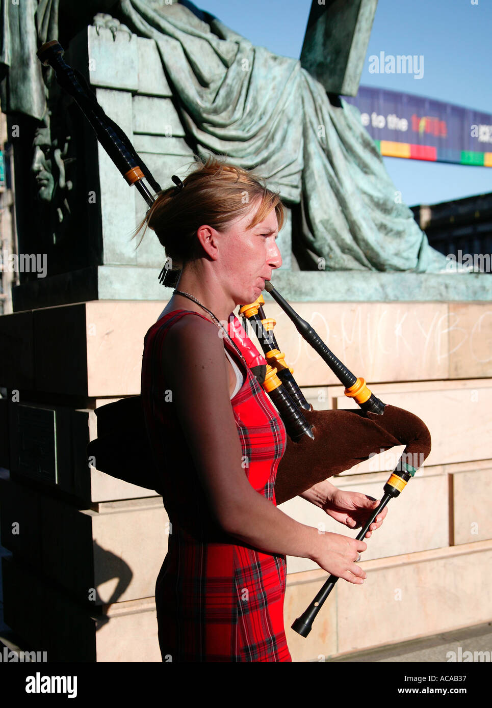 Female piper playing bagpipes at the City of Edinburgh Fringe Festival in the Royal Mile Scotland UK 2004 Stock Photo