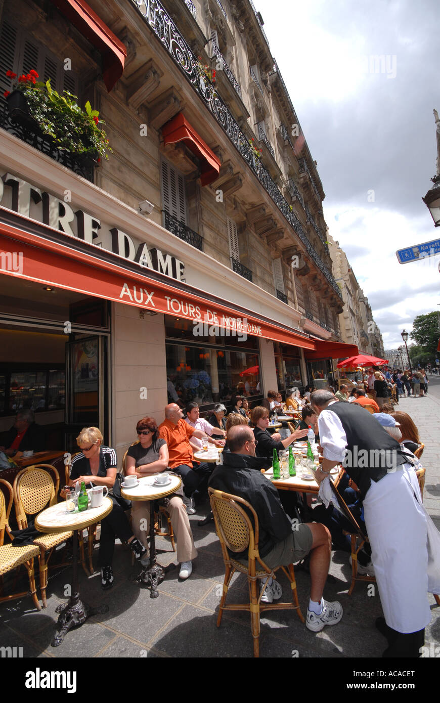 PARIS Restaurant on the Quai de l'Hotel de Ville opposite Ile de la Cite Stock Photo