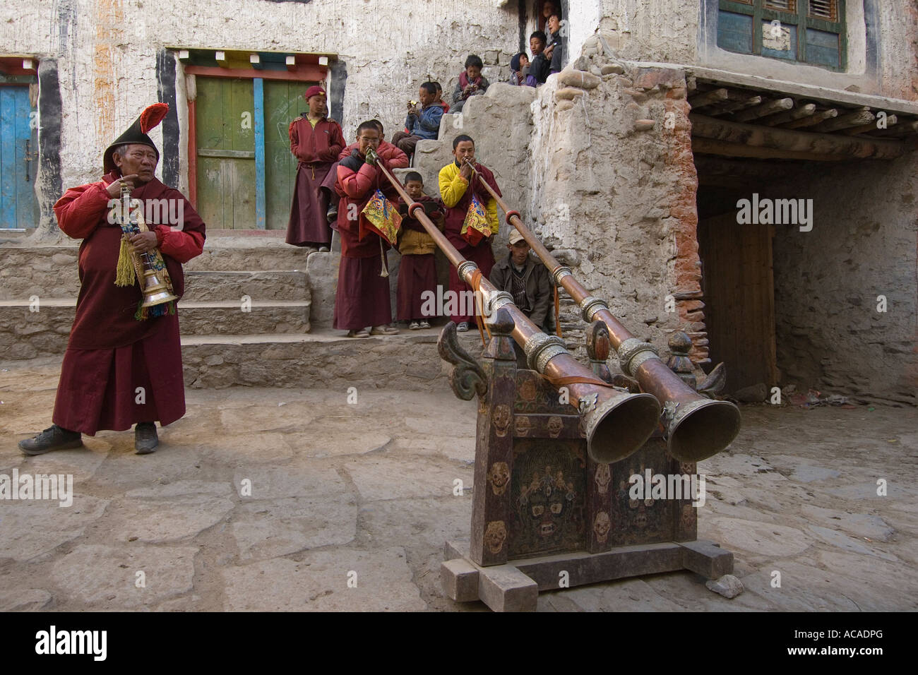 Monks playing 'Lawa' (long trumpet) Lo-Manthang at the 'Duk Chu' festival,  Nepal Stock Photo - Alamy