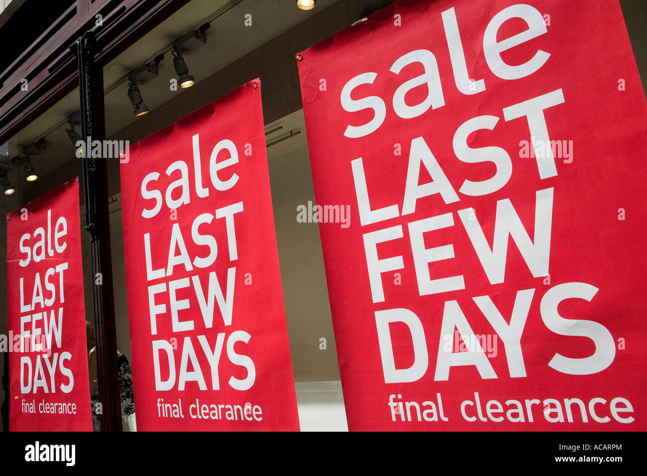 sale-last-few-days-signs-hanging-in-shop-window-ACARPM.jpg