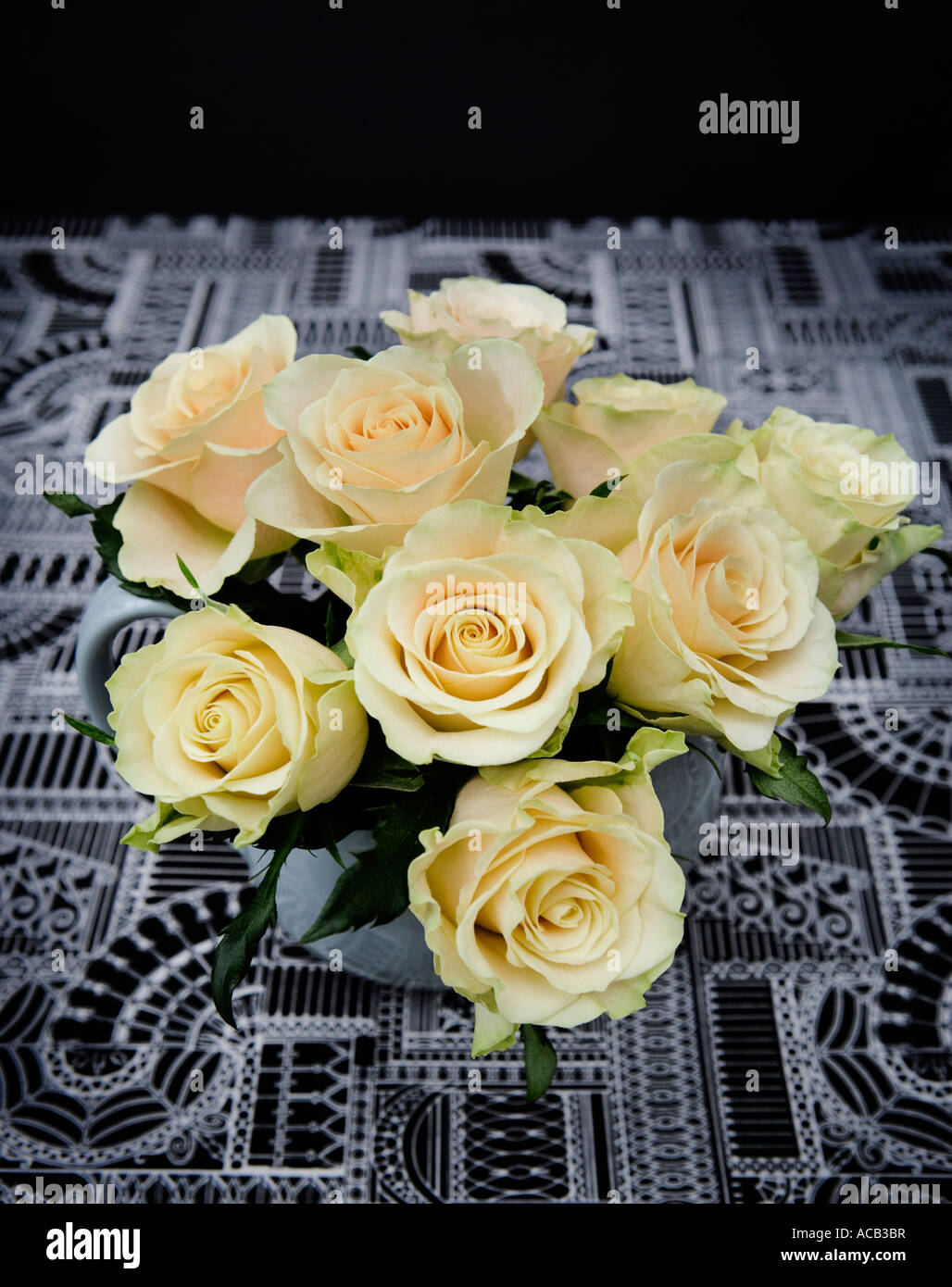 Old fashioned roses vase hi-res stock photography and images - Alamy