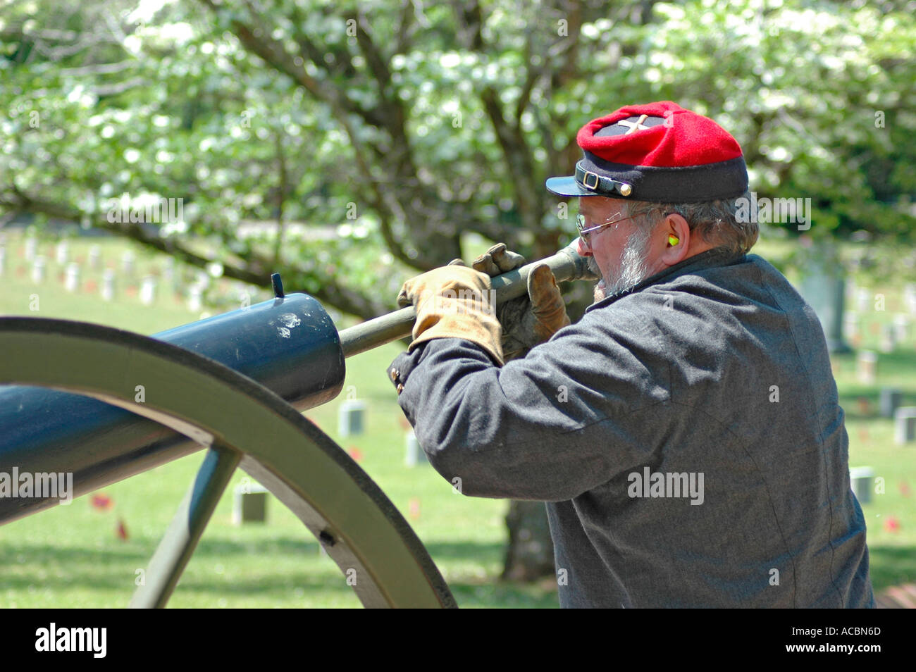 civil-war-southerners-re-enactors-with-period-items-from-guns-to-uniforms-ACBN6D.jpg