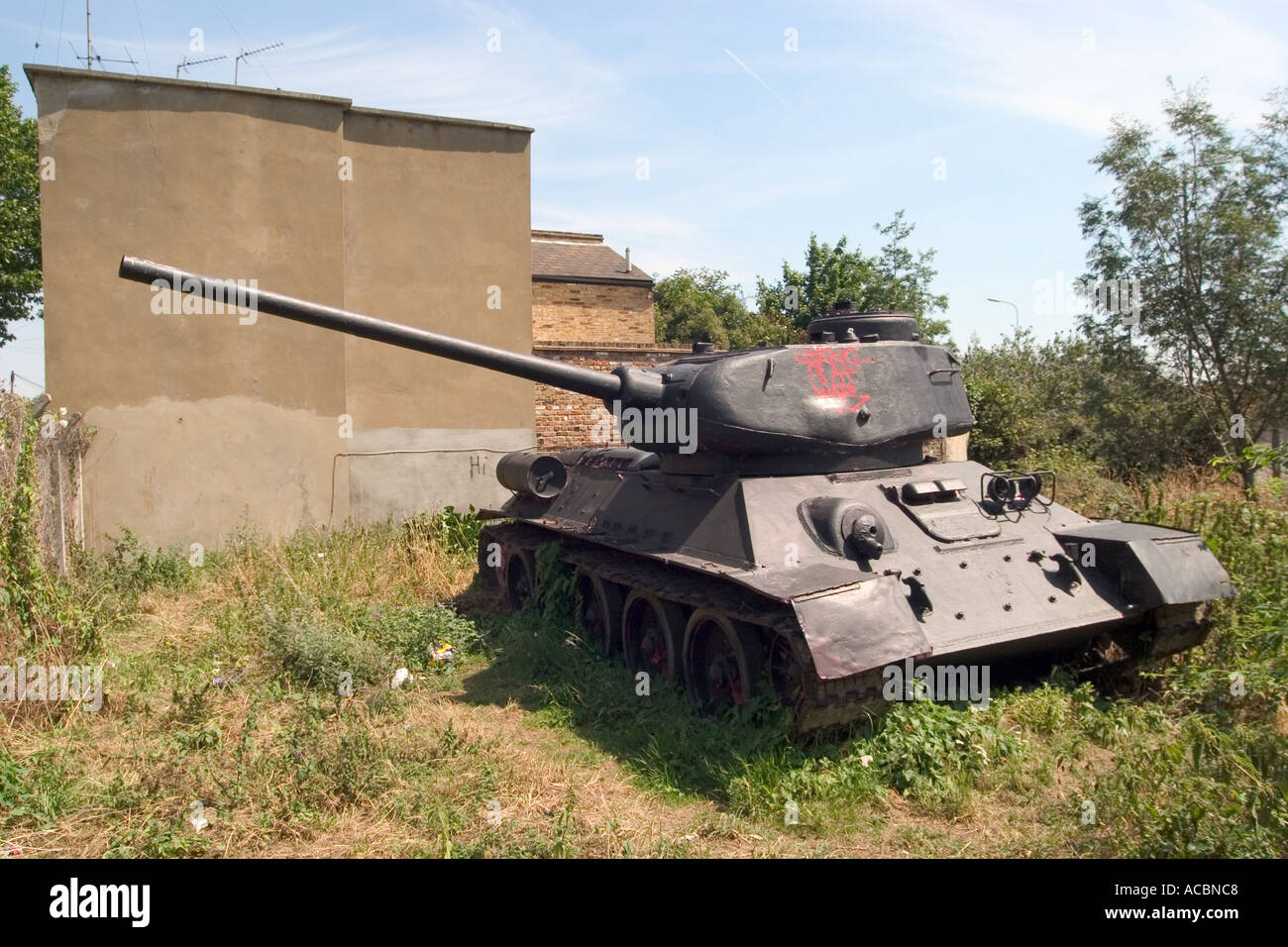 Privately owned Russian T 34 tank, known locally as Stompie. Pages Walk, Old Kent Road, London, England Stock Photo