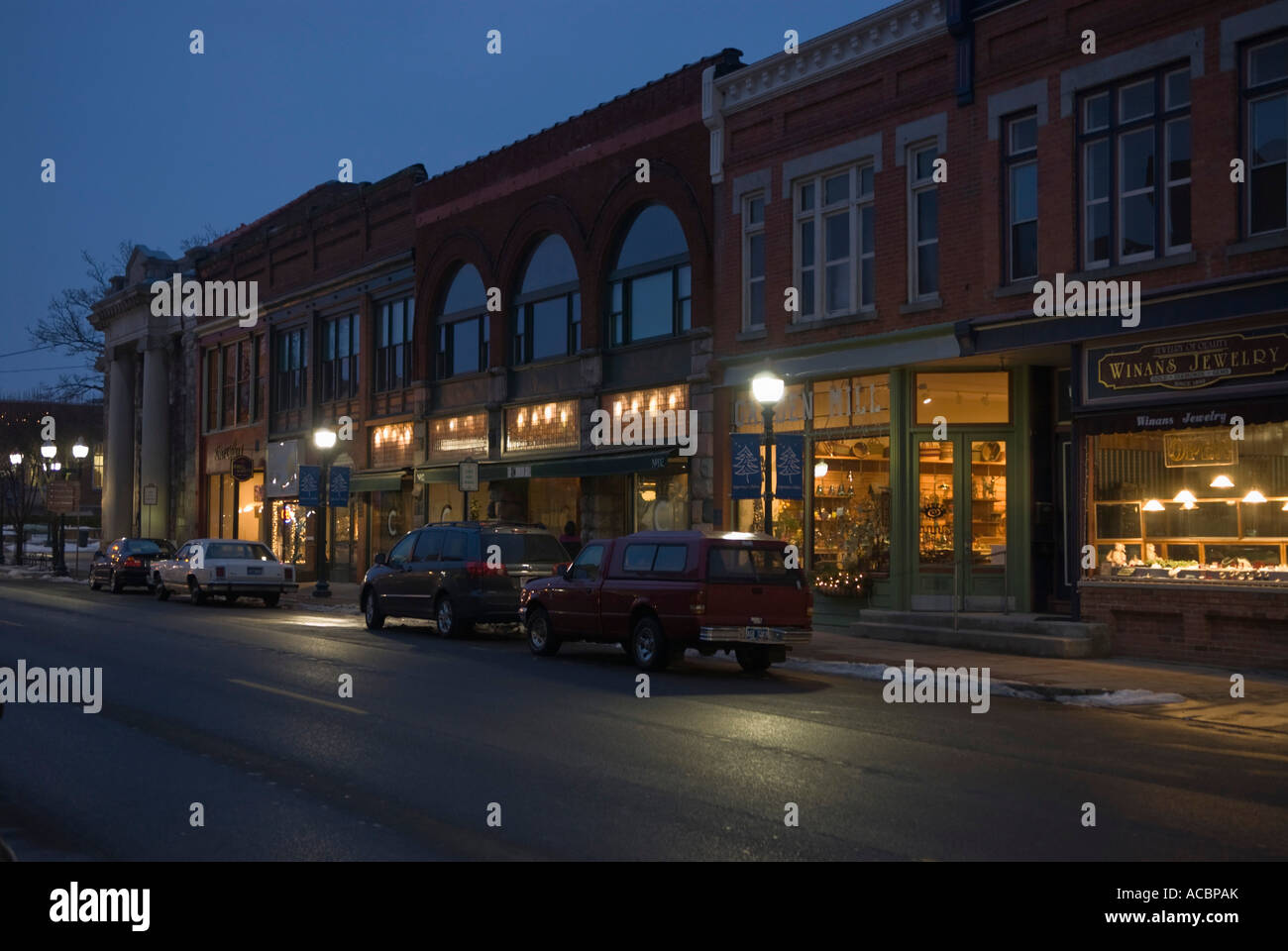 Downtown Chelsea, Michigan at night Stock Photo: 13106586 ...