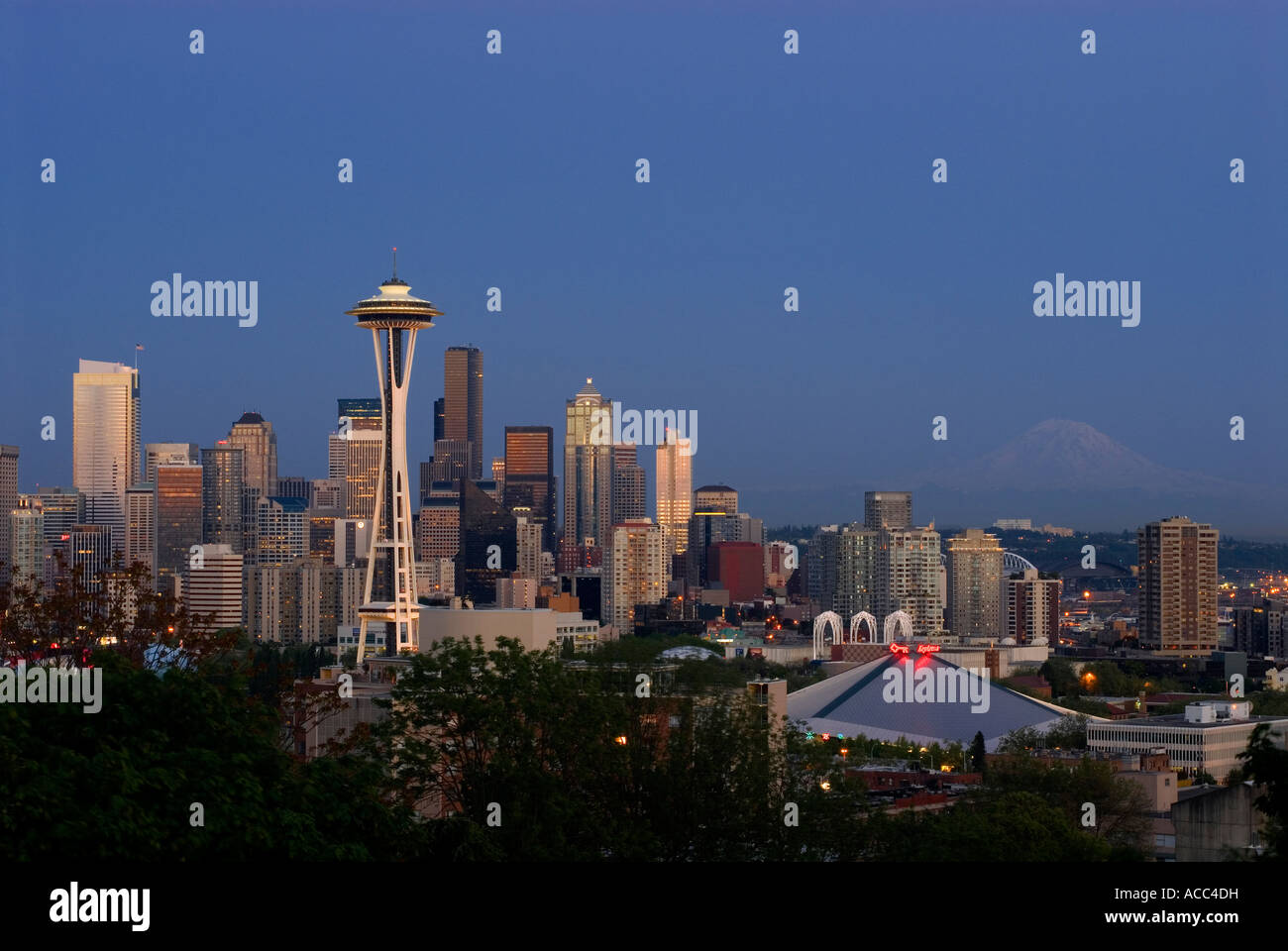 Seattle Skyline At Dusk From Kerry Park On Queen Anne Hill Stock Photo ...