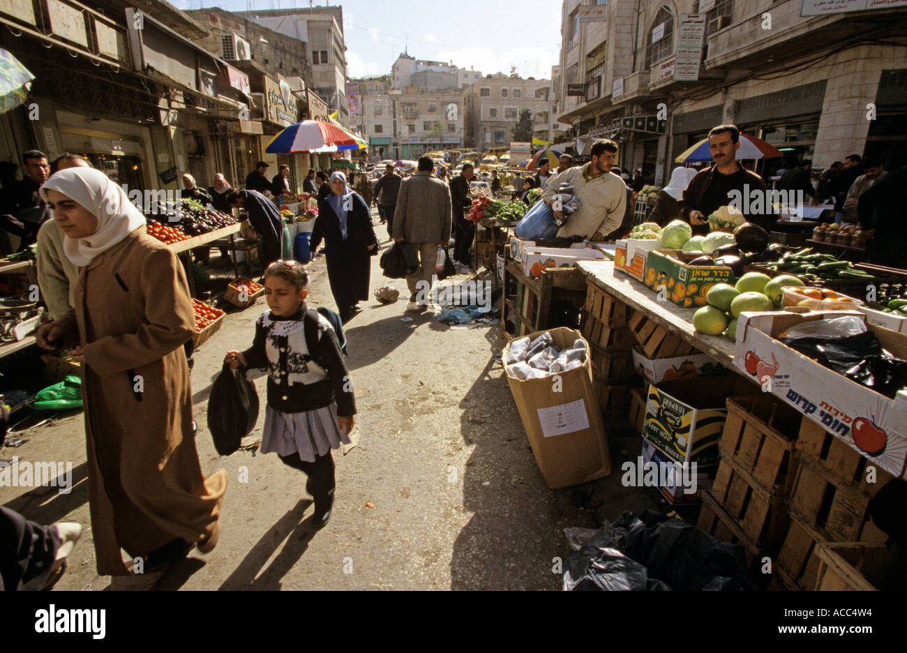 Palestinian shoppers hi-res stock photography and images - Alamy