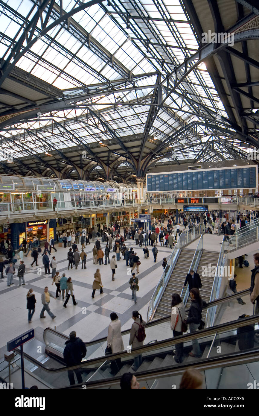 Liverpool Street railway station interior concourse with passengers ...