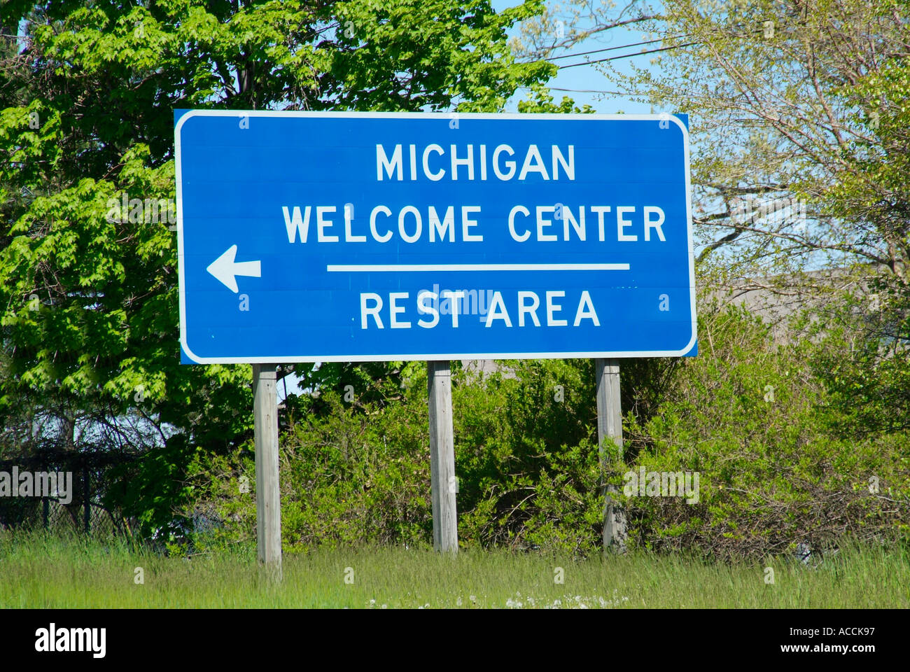 Traffic sign showing directions to Michigan center and rest