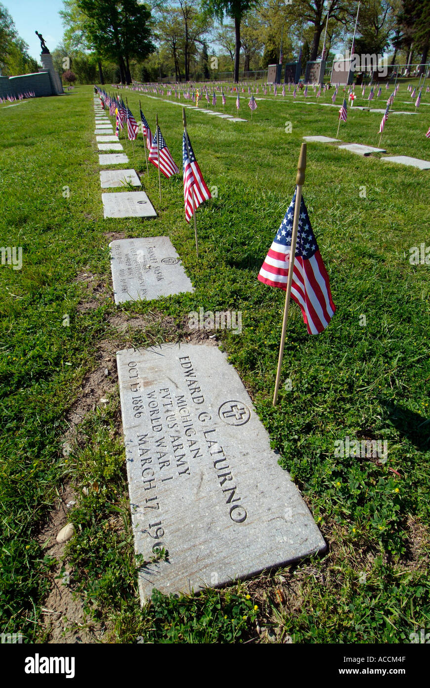 American flags on grave sites of veterans on Memorial Day Stock Photo ...