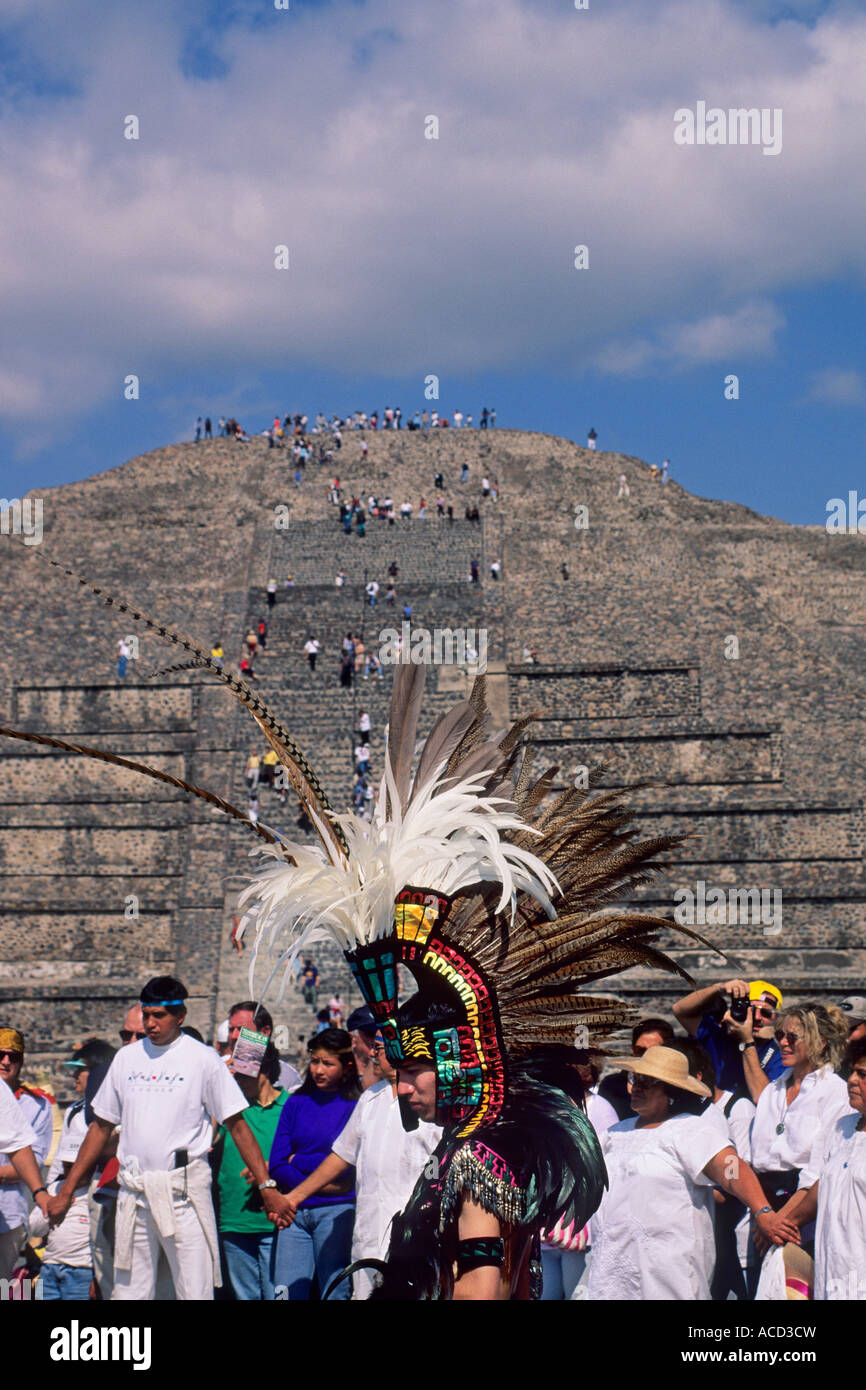 Local Aztec Descendents performing ceremony at the Temple of the Moon, Teotijuacan near Mexico City, Mexico Stock Photo