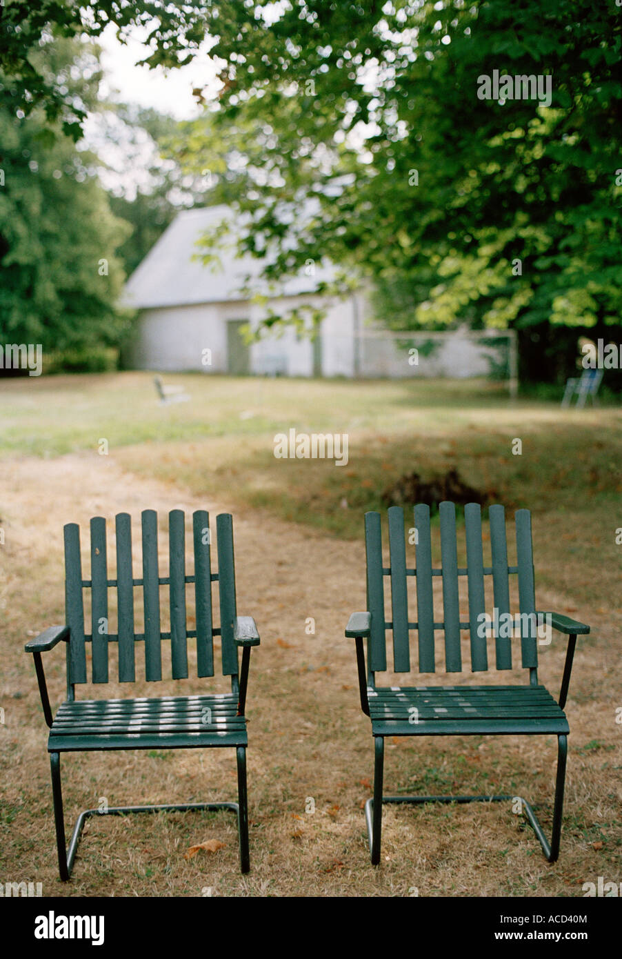 Two empty chairs hi-res stock photography and images - Alamy