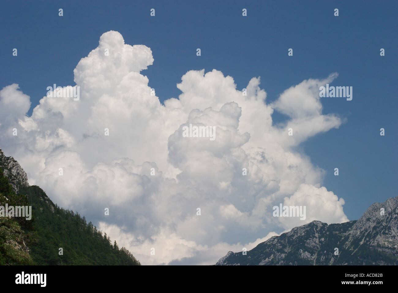 Gewitterwolken in Steiner Alpen in Oberkrain Slowenien Slovenia Stock Photo