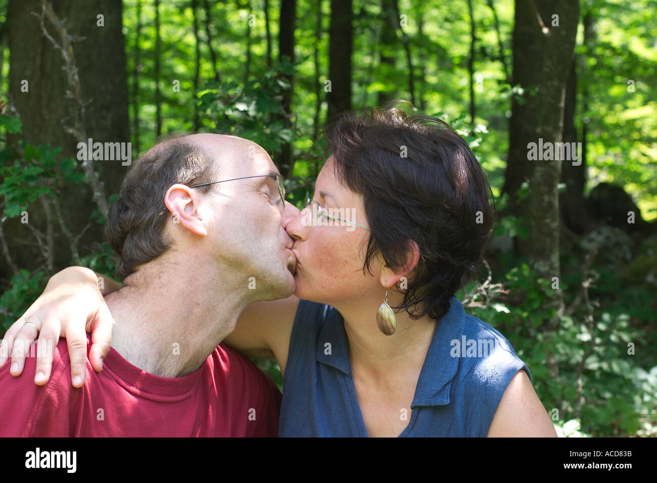 Paar Küsst sich Robanov kot Slowenien Slovenia Stock Photo